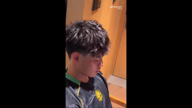 博主：国安球员邓捷夫刚刚抵达法国，将加入U19国青阵容