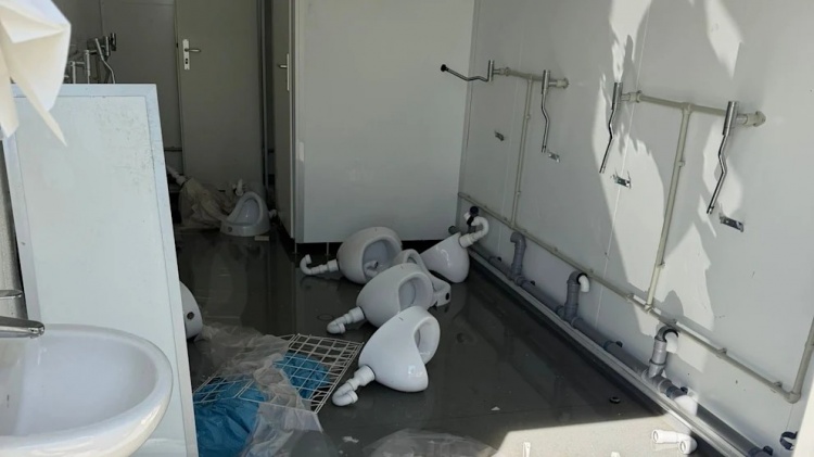 爱游戏体育-图片报：不满红牛集团，门兴球迷把RB莱比锡主场的厕所给砸了